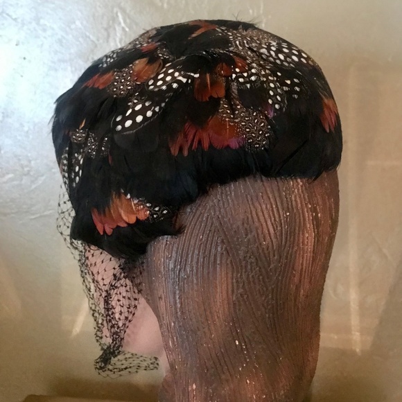 FABULOUS 1950s' BLACK/RUST/WHITE DOTTED FEATHER COCKTAIL HAT WITH BLACK VEIL - Picture 5 of 10